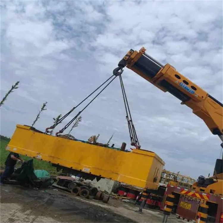 下谷坪土家族乡吊运集装箱的吊车